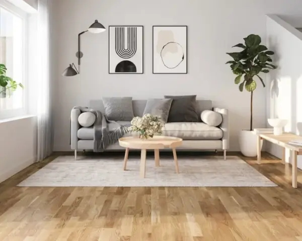 Ljust vardagsrum med grå soffa, träbord och en vacker trägolv. Perfekt golv inspiration för ett modernt hem.