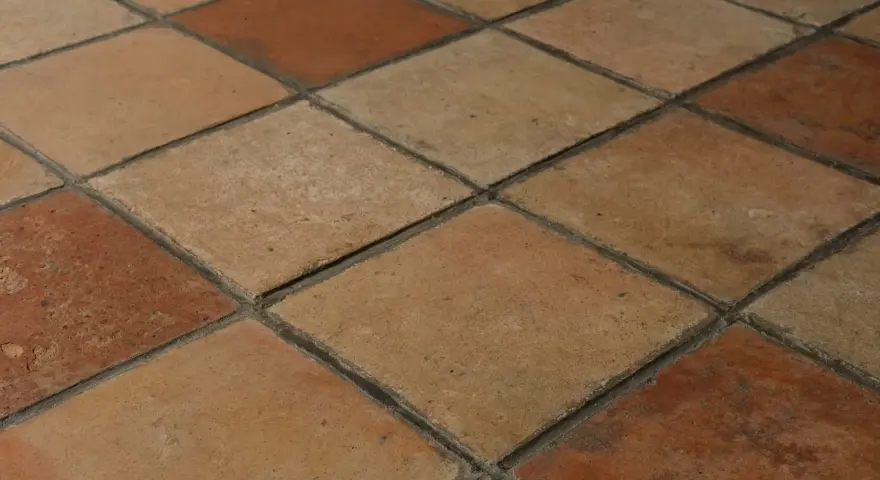 Rödbruna och beige klinkerplattor i ett rutmönster. Tänk att måla klinkergolv för att ge det nytt liv!