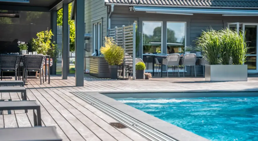 En avkopplande uteplats med pool, loungegrupp och matplats. Perfekt utedusch inspiration för sommaren.