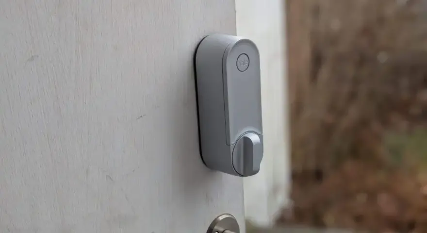 Grå Yale Linus-lås på en vit dörr. Kanske ett problem med installationen?
