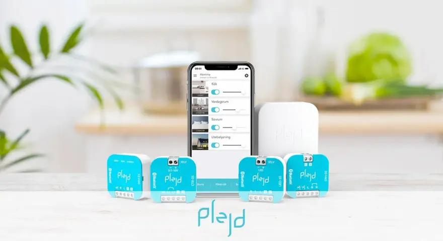 Plejd smarta enheter för utomhusbruk, som en plejd smart plug utomhus, styrs enkelt via app.