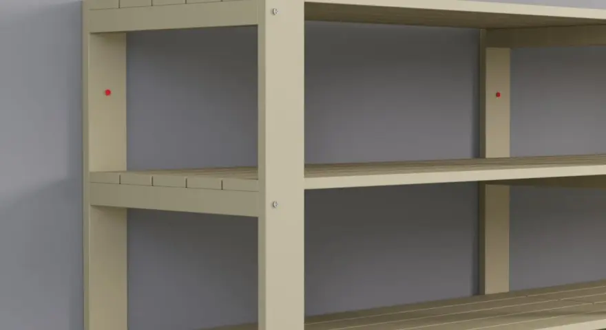 En beige hylla med flera hyllplan, monterad med konsoler mot en grå vägg. Perfekt för att bygga hylla med konsoler för förvaring.