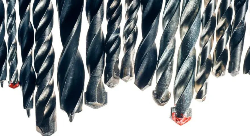 En samling betong borr, redo att ta sig an tuffa material. Deras spiralformade skär är designade för maximal effektivitet.