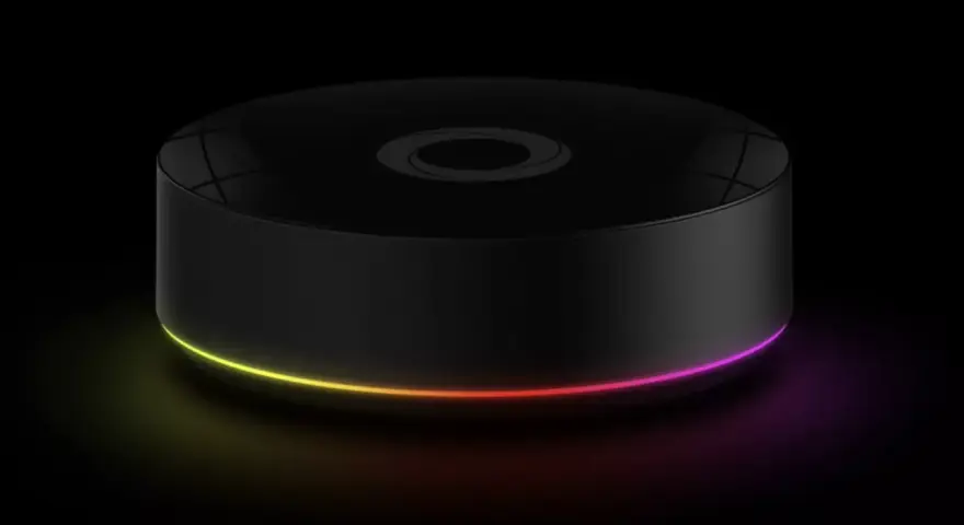 Svart, rund smart hem hub med en ljusring i regnbågens färger som lyser upp mörkret.