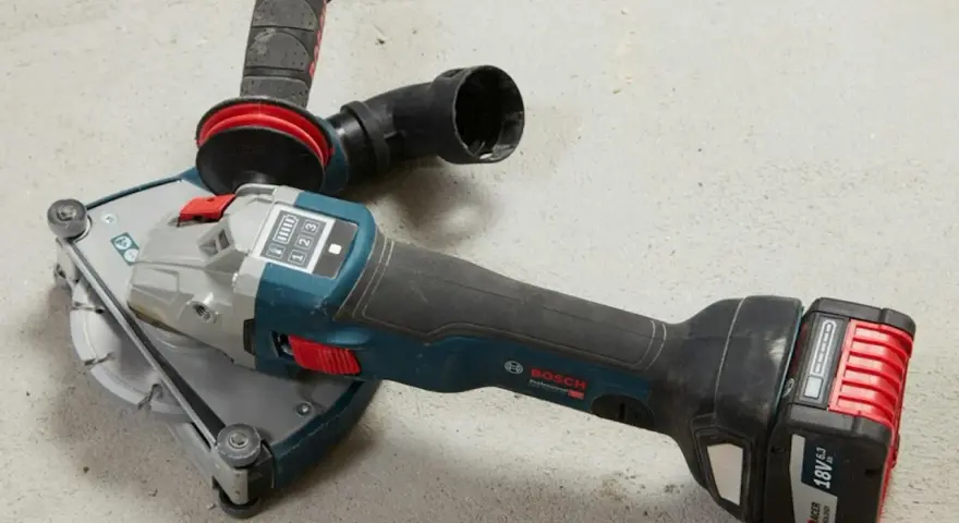 En Bosch betongfräs redo att spåra i betong. Med dammutsug och batteri.