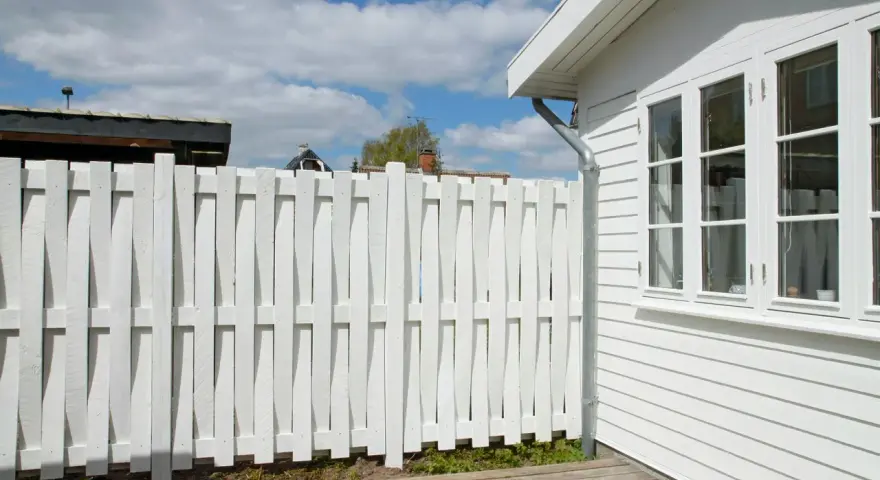 En vit plank som är nyligen byggd, med ett modernt utseende.
