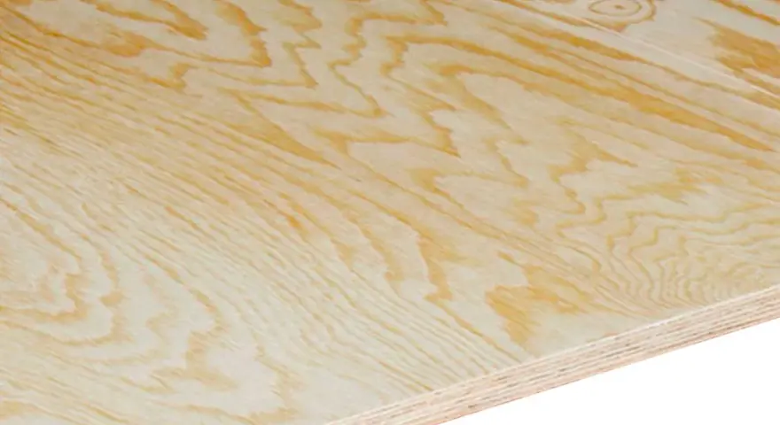 Närbild på en skiva vattenfast plywood utomhus med tydliga ådringar i träet. Perfekt för byggprojekt som kräver tålighet.