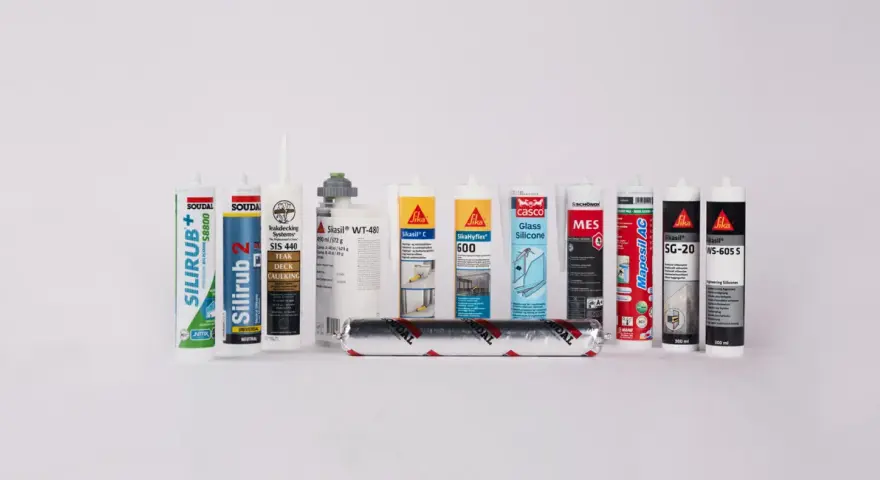 En rad tuber med silikonfog utomhus, inklusive märken som Soudal, Sika och Casco.