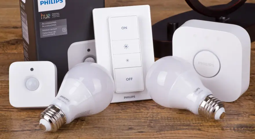 Philips Hue-produkter för att styra belysning: rörelsesensor, fjärrkontroll, brygga och ljuslampor.