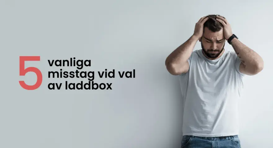 Man med händerna på huvudet bredvid texten "5 vanliga misstag vid val av laddbox". Undvik dessa fallgropar med smarta uttag.