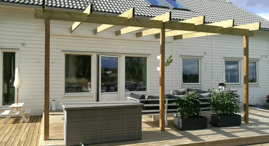 Nybyggd altan med pergola, perfekt för sommarens fikastunder. Bygglov för altanen beviljat.
