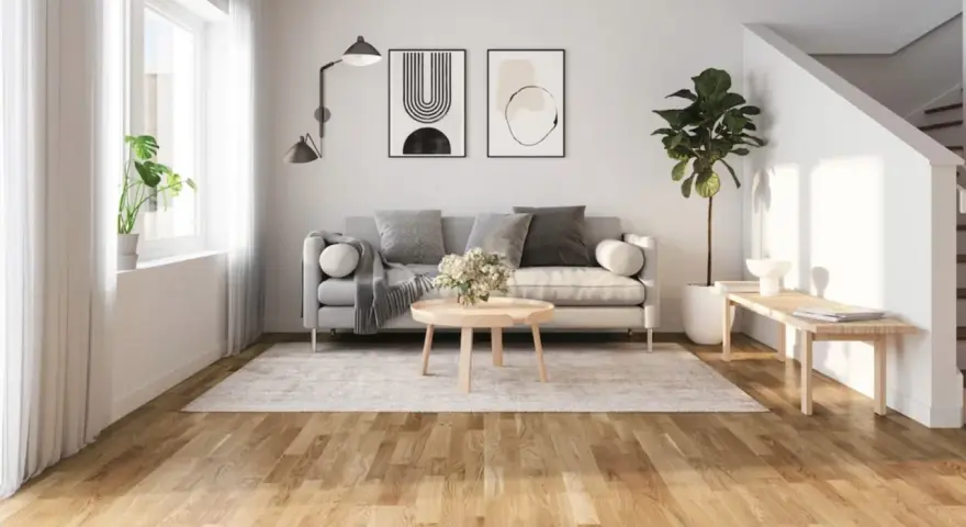 Ljust vardagsrum med grå soffa, träbord och en vacker trägolv. Perfekt golv inspiration för ett modernt hem.