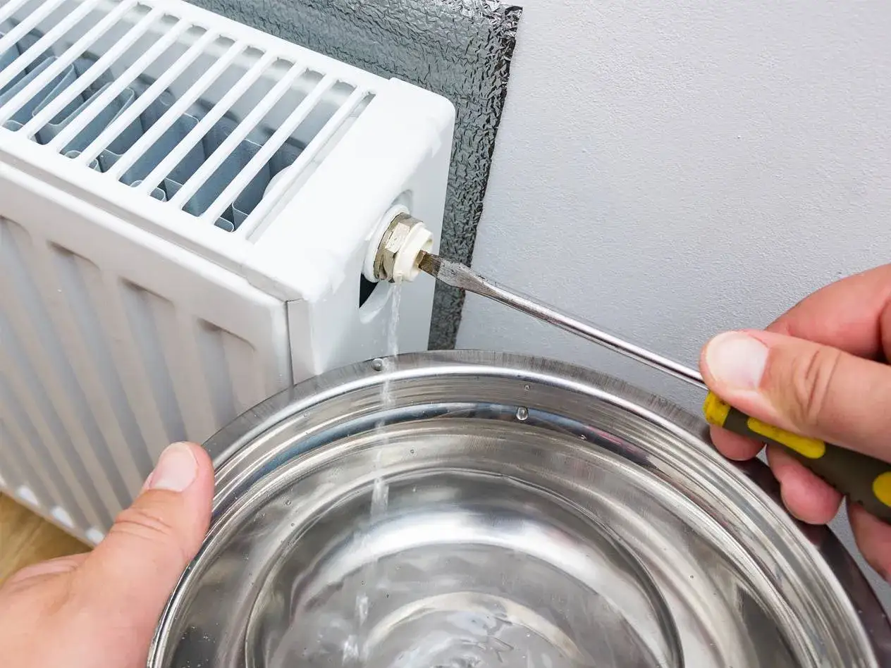 Lufta elementet f&ouml;r att f&aring; bort luft. Vatten rinner ner i en sk&aring;l n&auml;r luften sl&auml;pps ut.