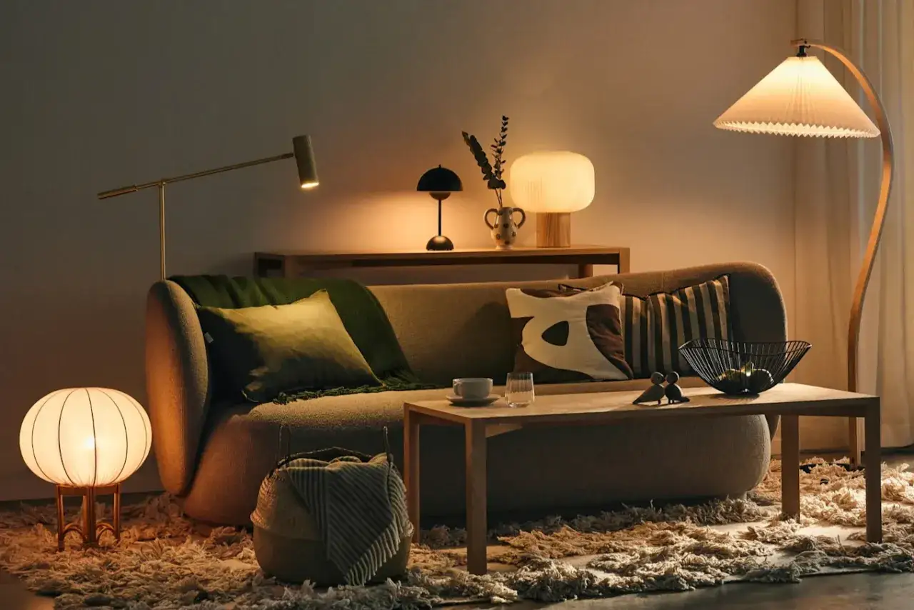 Mysig soffgrupp med flera lampor som ger varmt ljus. Perfekt f&ouml;r att styra belysning och skapa st&auml;mning.