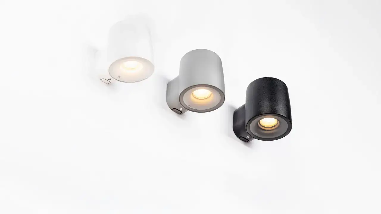 Tre stilrena utomhusv&auml;gglampor i vitt, gr&aring;tt och svart. Perfekt f&ouml;r att skapa st&auml;mning med din plejd smart plug utomhus.