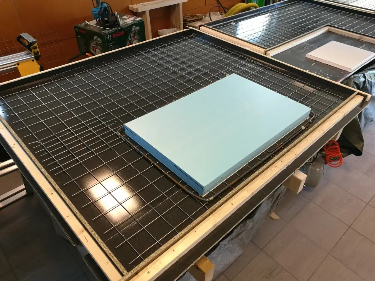 Förberedelser för att gjuta betong. Formar med armeringsnät och isolering är redo.
