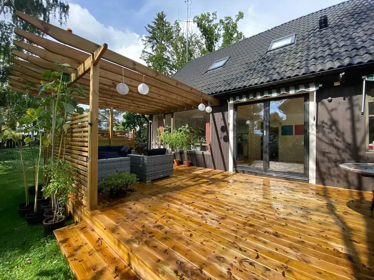 En nybyggd veranda med pergola och loungegrupp. Perfekt för att bygga en mysig uteplats.