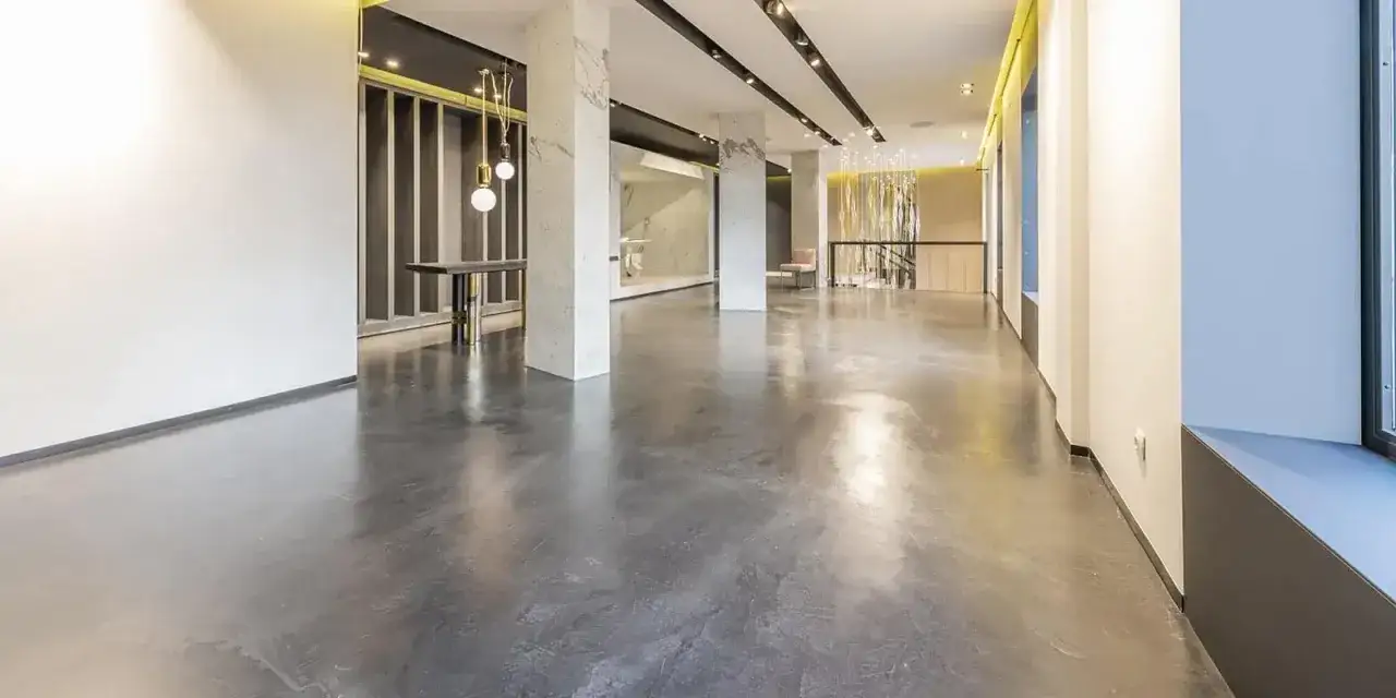 Modernt, ljust utrymme med en blank betonggolv som ger en sofistikerad k&auml;nsla. Denna behandling av betonggolv skapar en elegant och h&aring;llbar yta.