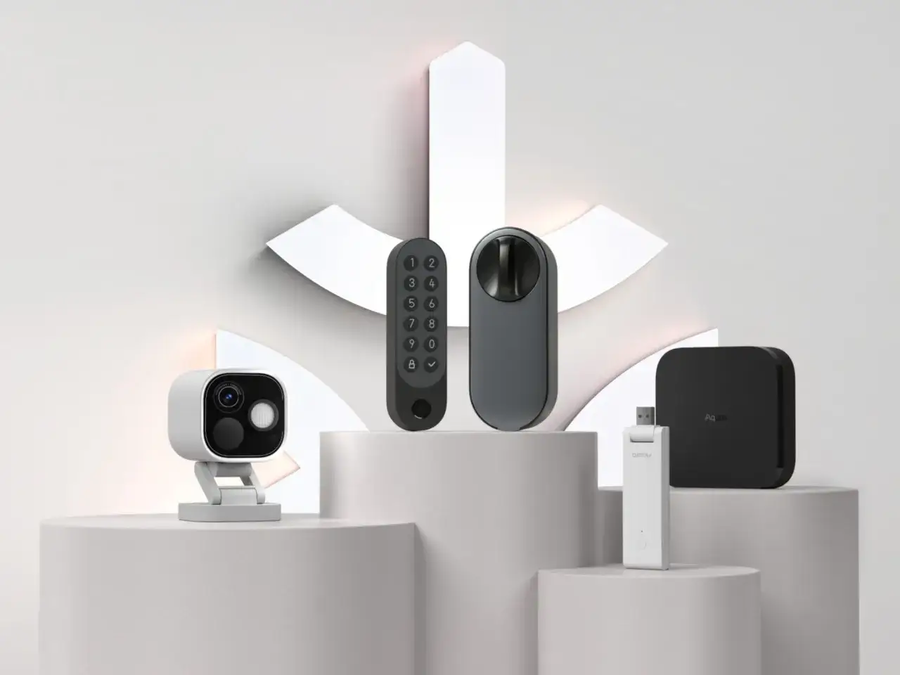 Aqara homey-produkter: en kamera, ett tangentbord, ett lås, en hub och en dongel, presenterade på vita podium.