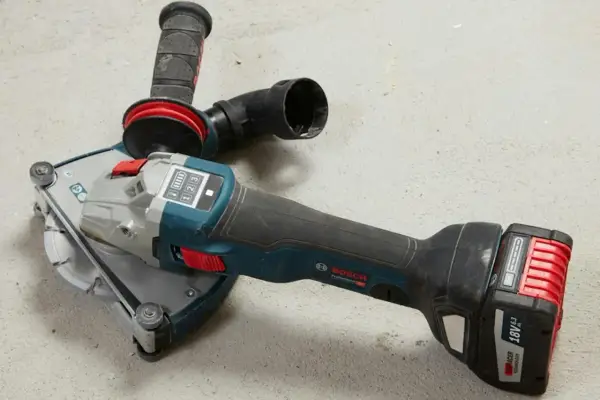 En Bosch betongfräs redo att spåra i betong. Med dammutsug och batteri.