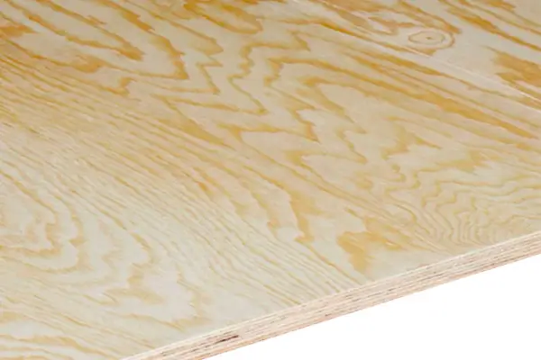 Närbild på en skiva vattenfast plywood utomhus med tydliga ådringar i träet. Perfekt för byggprojekt som kräver tålighet.