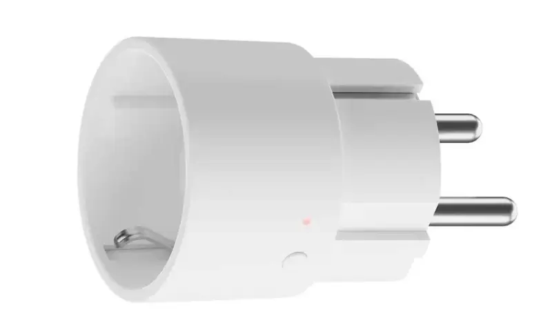 Vit smart kontakt för att styra eluttag med mobilen. En liten röd lampa indikerar status.